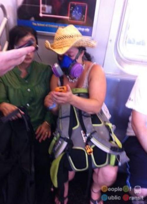 pessoas bizarras em metrô (22)