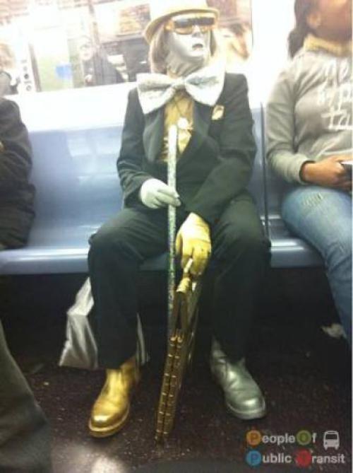 pessoas bizarras em metrô (2)