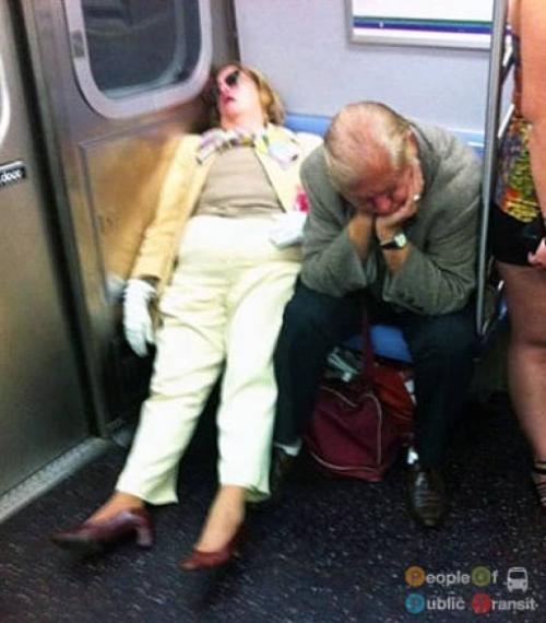 pessoas bizarras em metrô (24)
