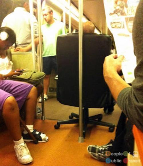pessoas bizarras em metrô (31)
