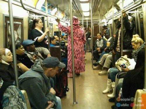pessoas bizarras em metrô (32)