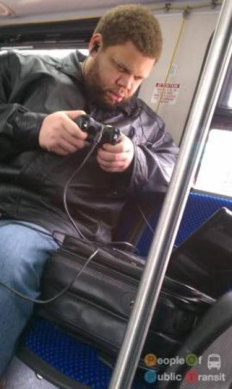 pessoas bizarras em metrô (3)