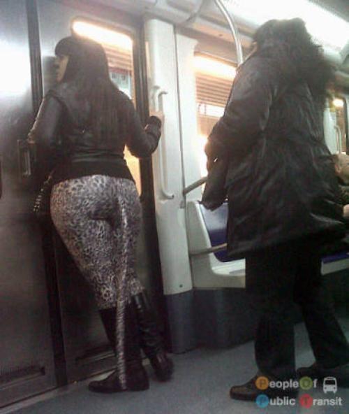 pessoas bizarras em metrô (33)