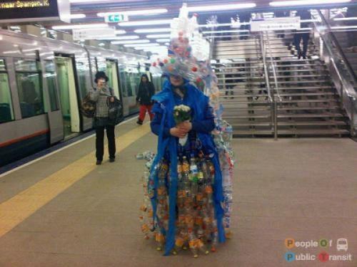 pessoas bizarras em metrô (4)