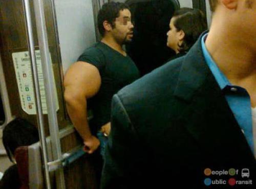 pessoas bizarras em metrô (5)