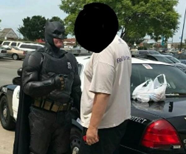 policial vestido de batman prende suspeito de roubo nos eua 3hi4rog