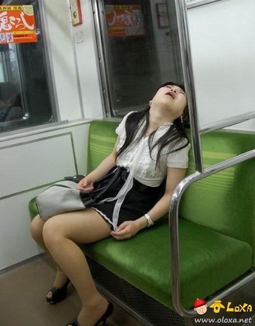 Quando o sono decide invadir o momento... de qualquer jeito.