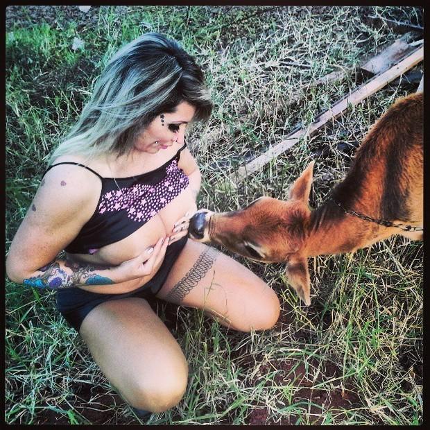 Sabrina Boing Boing posta fotos amamentando bezerro e volta a causar polêmica 16 sabrina boing boing amamentando bezerro 2