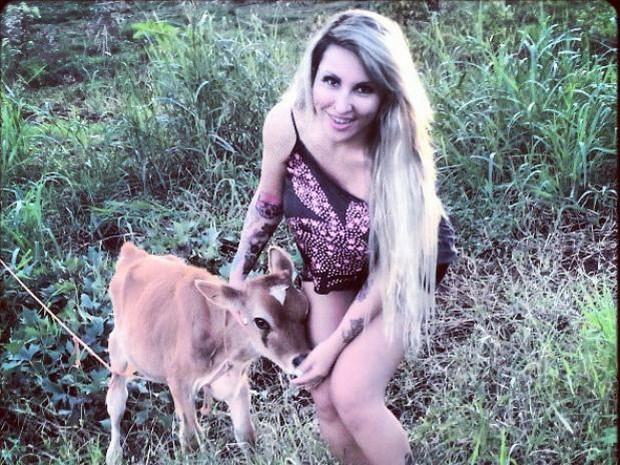 Sabrina Boing Boing posta fotos amamentando bezerro e volta a causar polêmica 17 sabrina boing boing amamentando bezerro 3