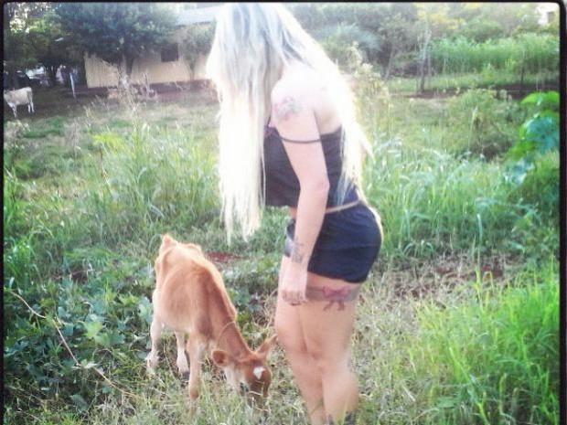 Sabrina Boing Boing posta fotos amamentando bezerro e volta a causar polêmica 19 sabrina boing boing amamentando bezerro 5