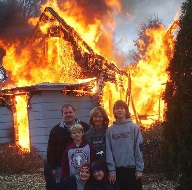 Sorria... sua casa tá pegando fogo, mas a pose vem primeiro.