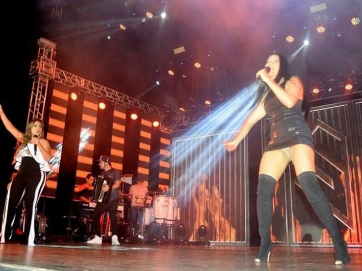 simaria nua calcinha