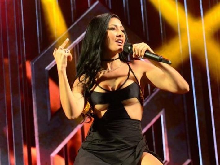 simaria peitos de fora 3