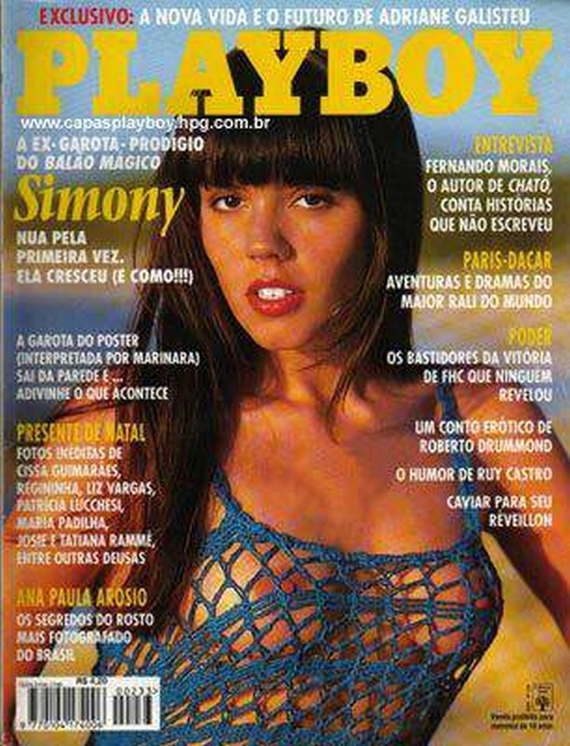 Simony, ícone dos anos 90, em ensaio sensual para a Playboy de dezembro de 1994, posando nua com ousadia e charme.
